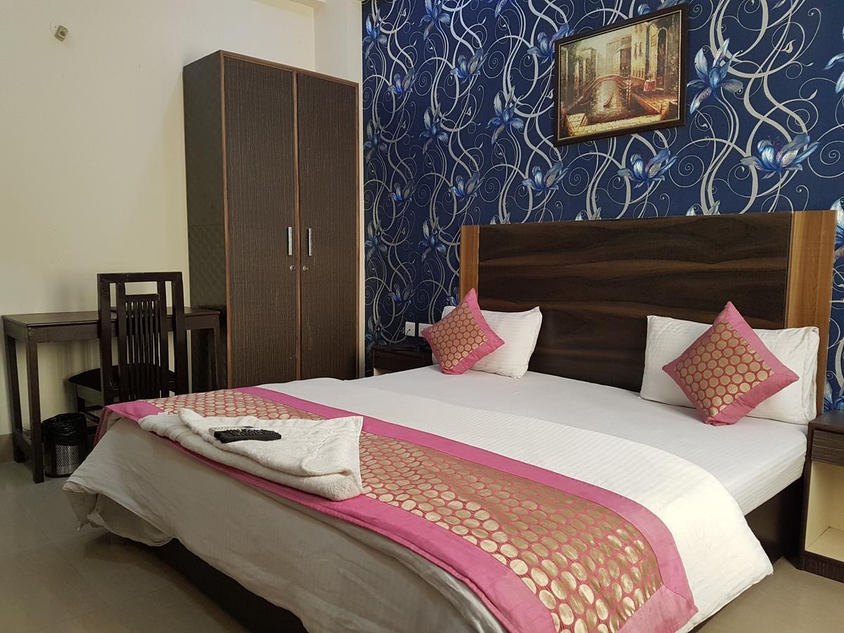 The Royal Crown Hotel Gurgaon Exterior photo